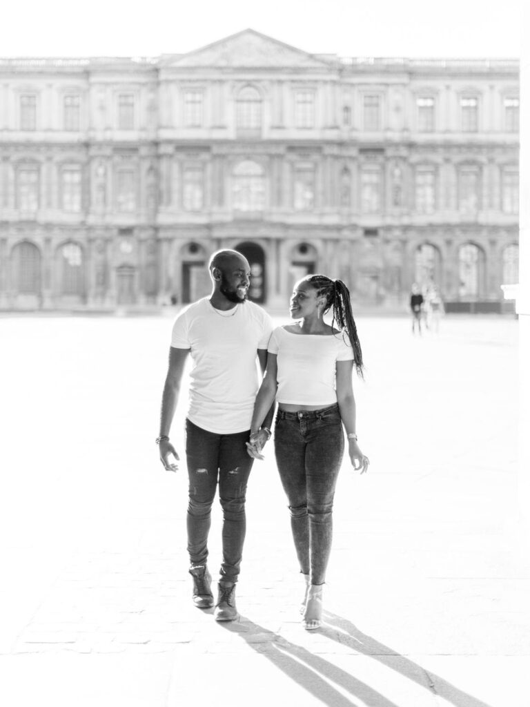 couple walking at the courtside of the louvres museum during Engagement session Louvres Paris