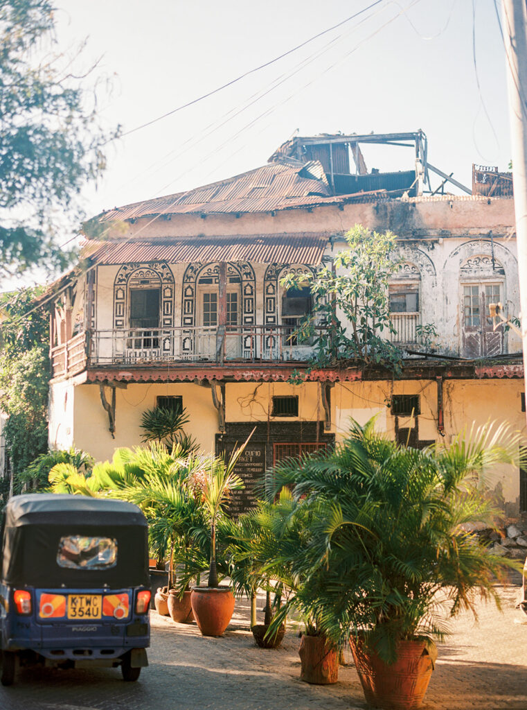 voyage au kenya : façade de mur a mombasa