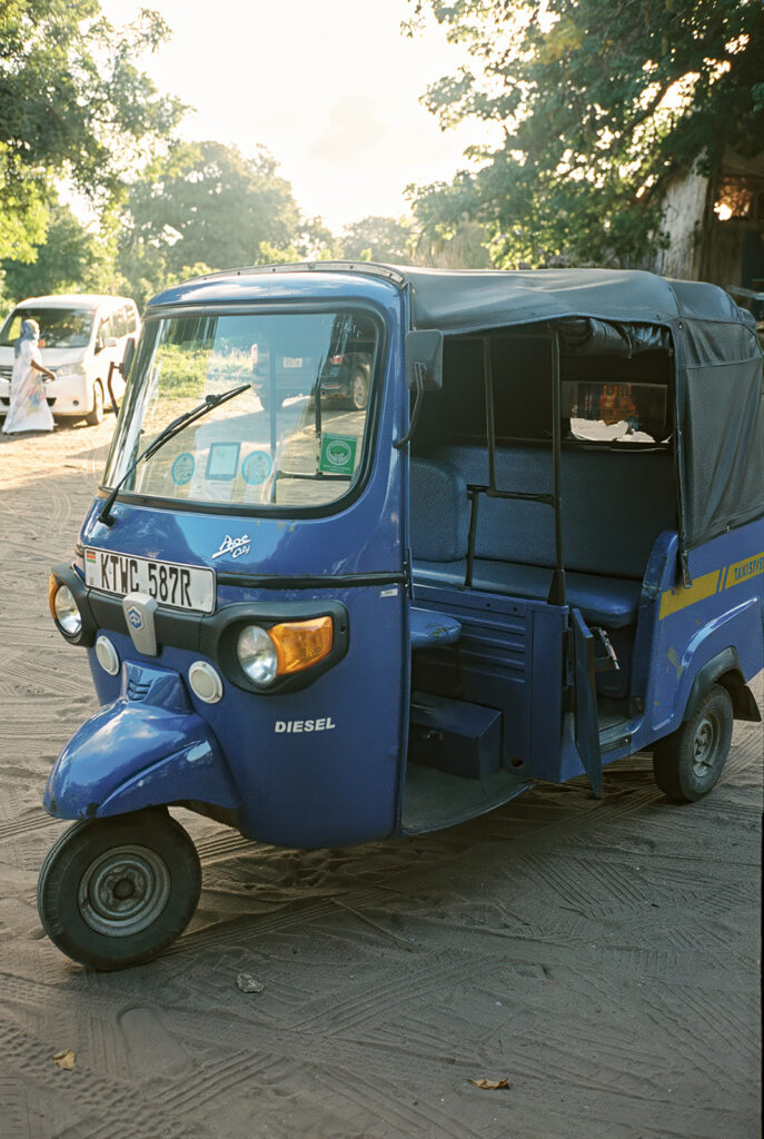 voyage au kenya : tuc tuc a diani