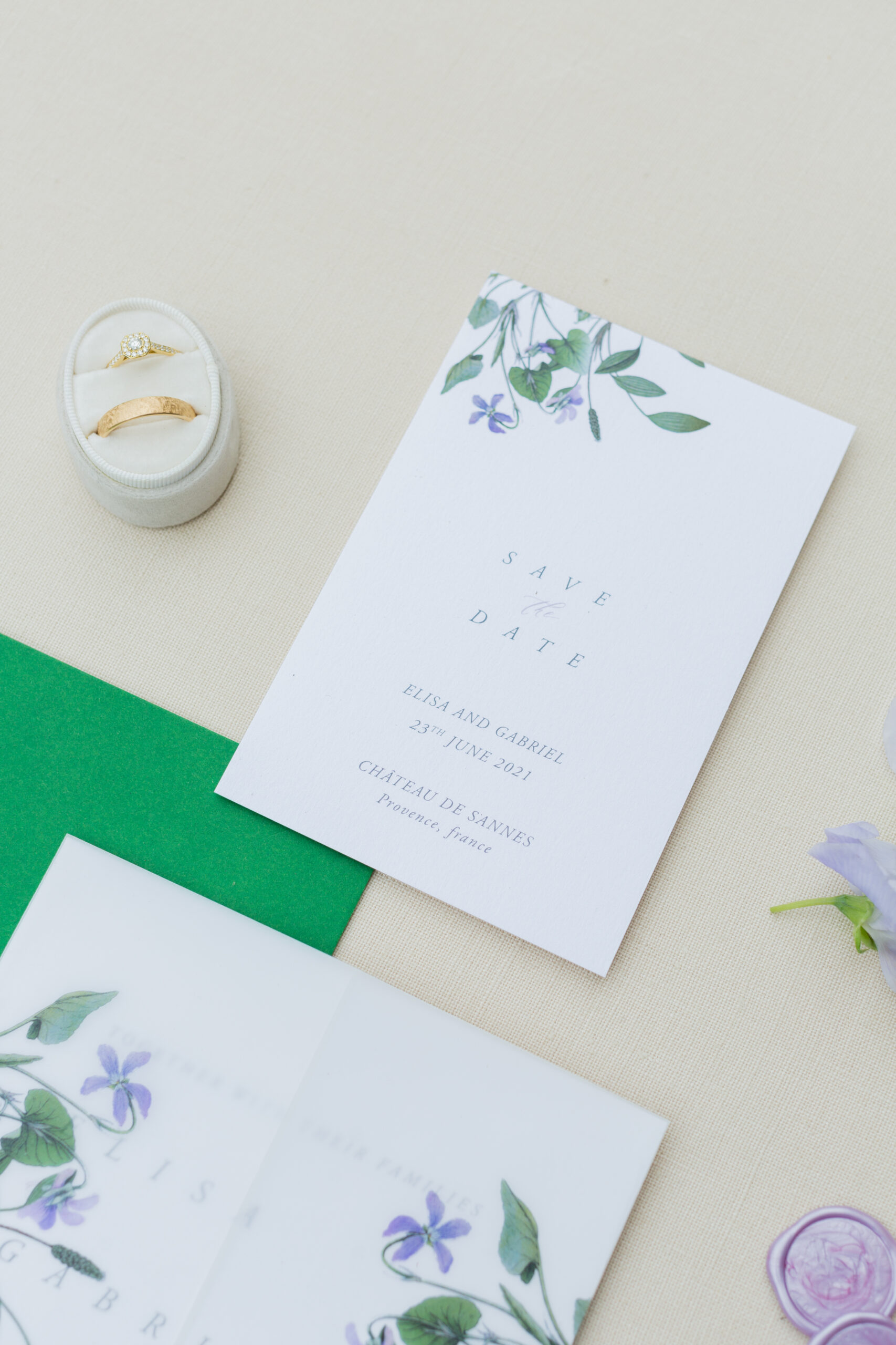 Wedding photography among lavender fields in Provence