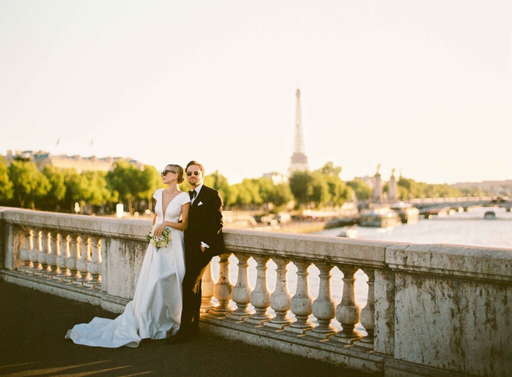 couple on pont alexandre 3