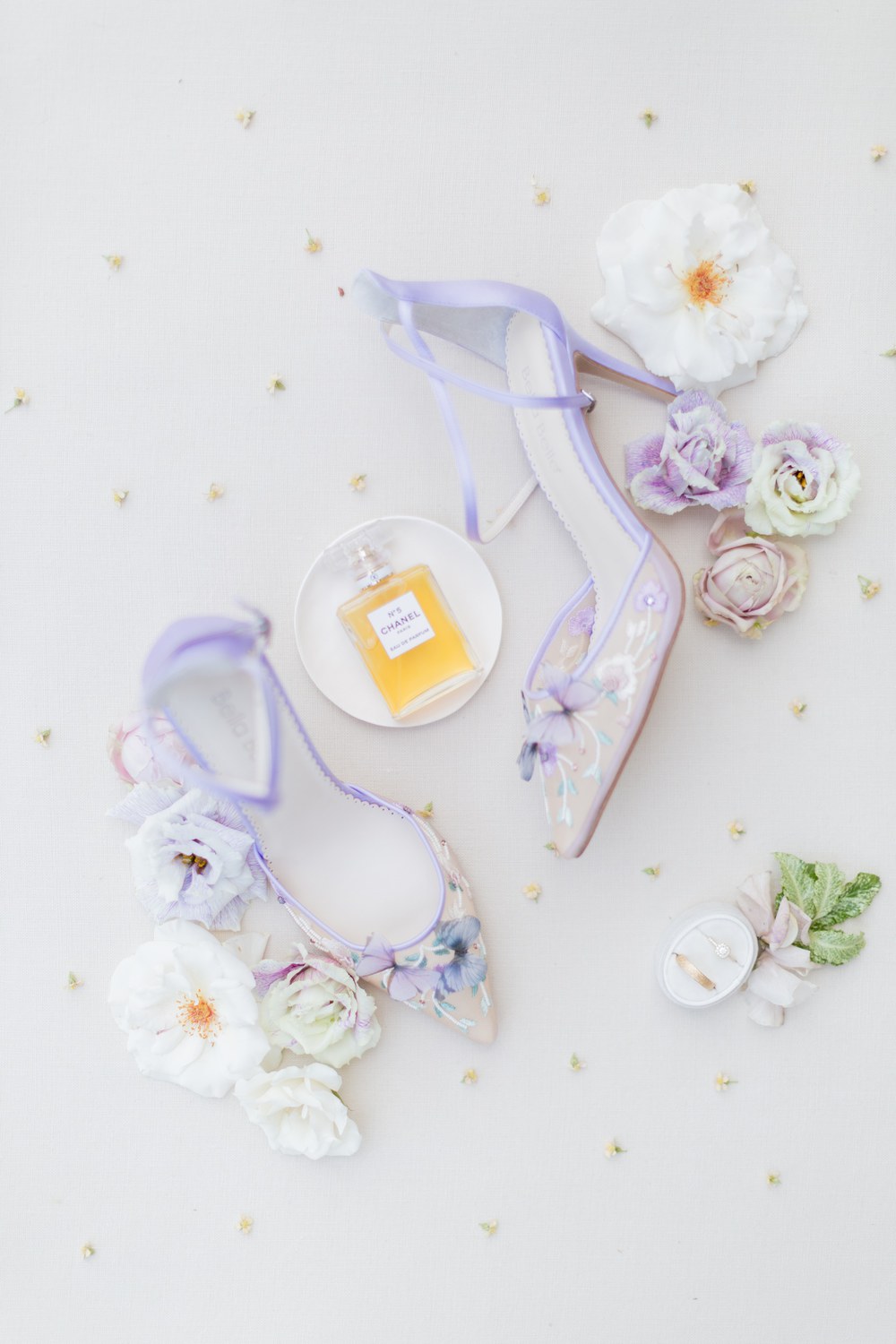 Provence wedding photographer detail bride shoes — Guillaume Gimenez