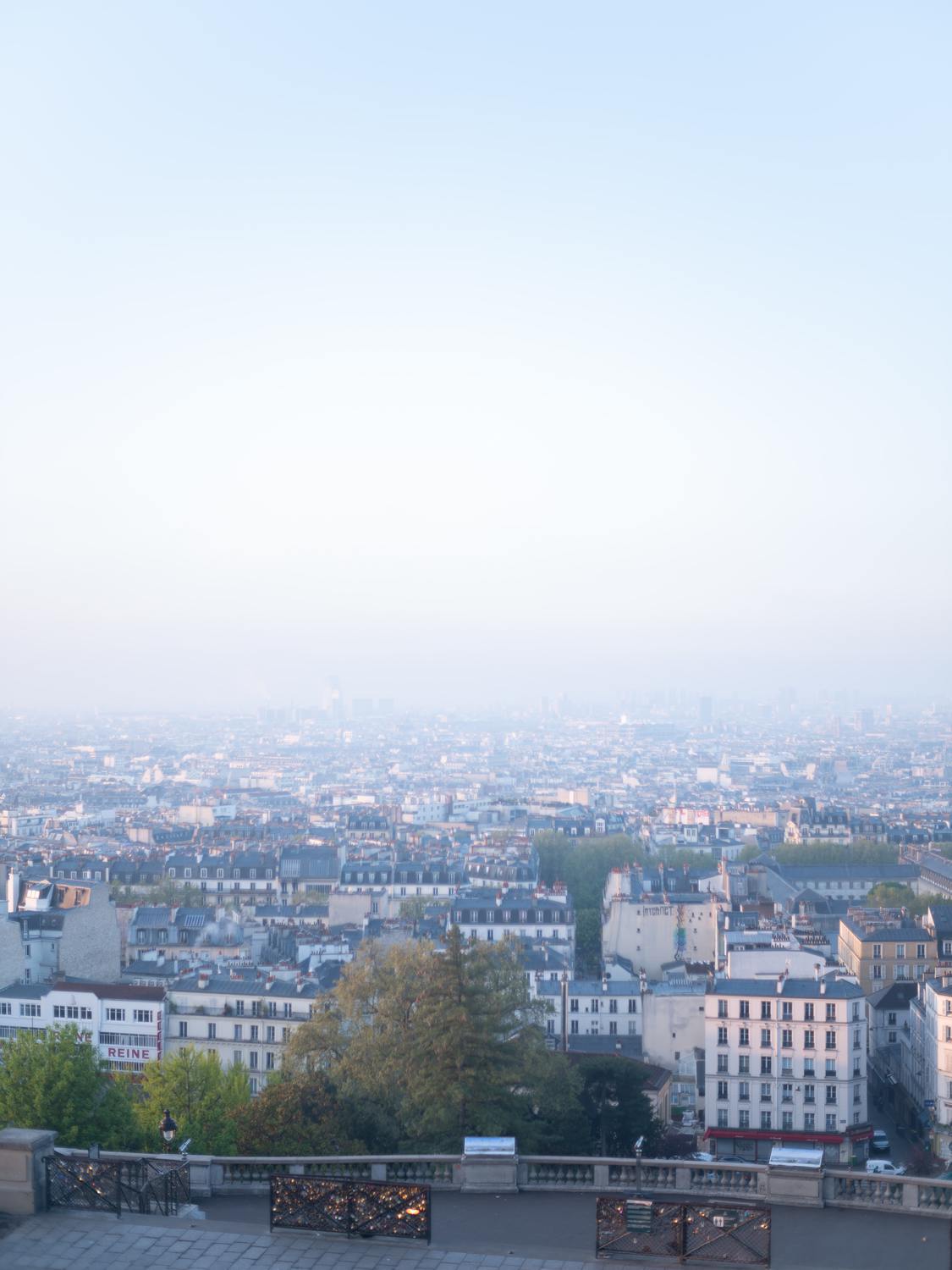 Intimate elopement photography in Paris by Guillaume Gimenez
