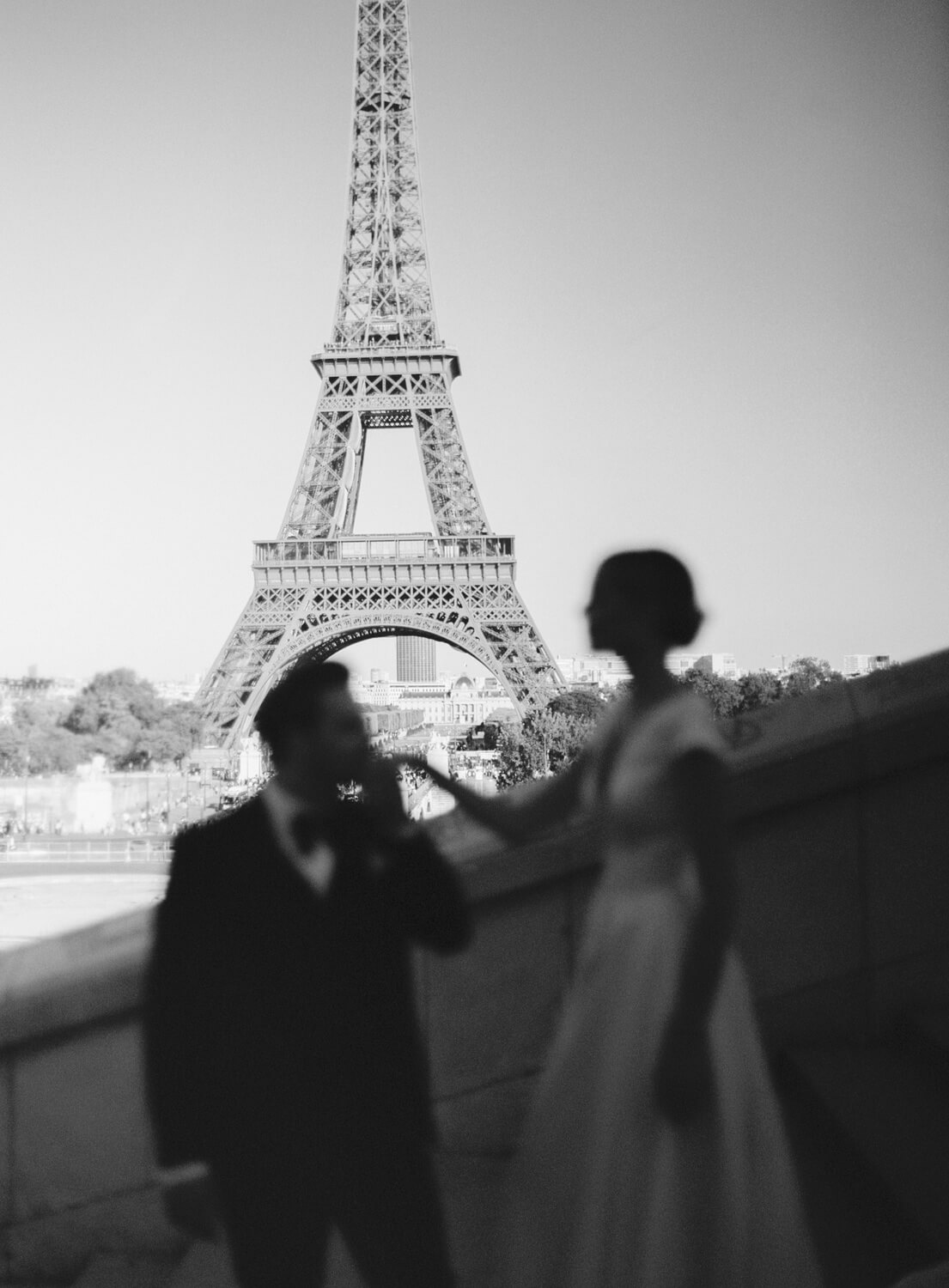 Wedding in France — golden hour at the Eiffel Tower, Guillaume Gimenez Photography